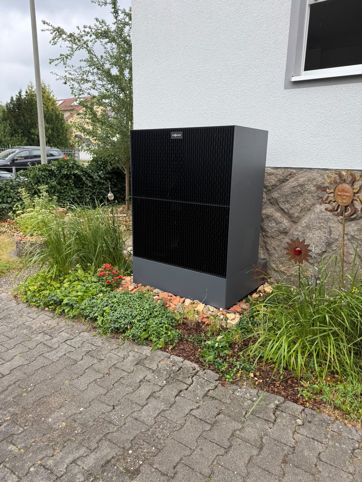 Außeneinheit einer Luft-Wasser-Wärmepumpe an der Hauswand